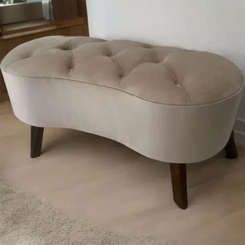Puff Feijão Banqueta Curvada Divã Estofado de Veludo e Pés de Madeira Banco P/ Sala Recepção